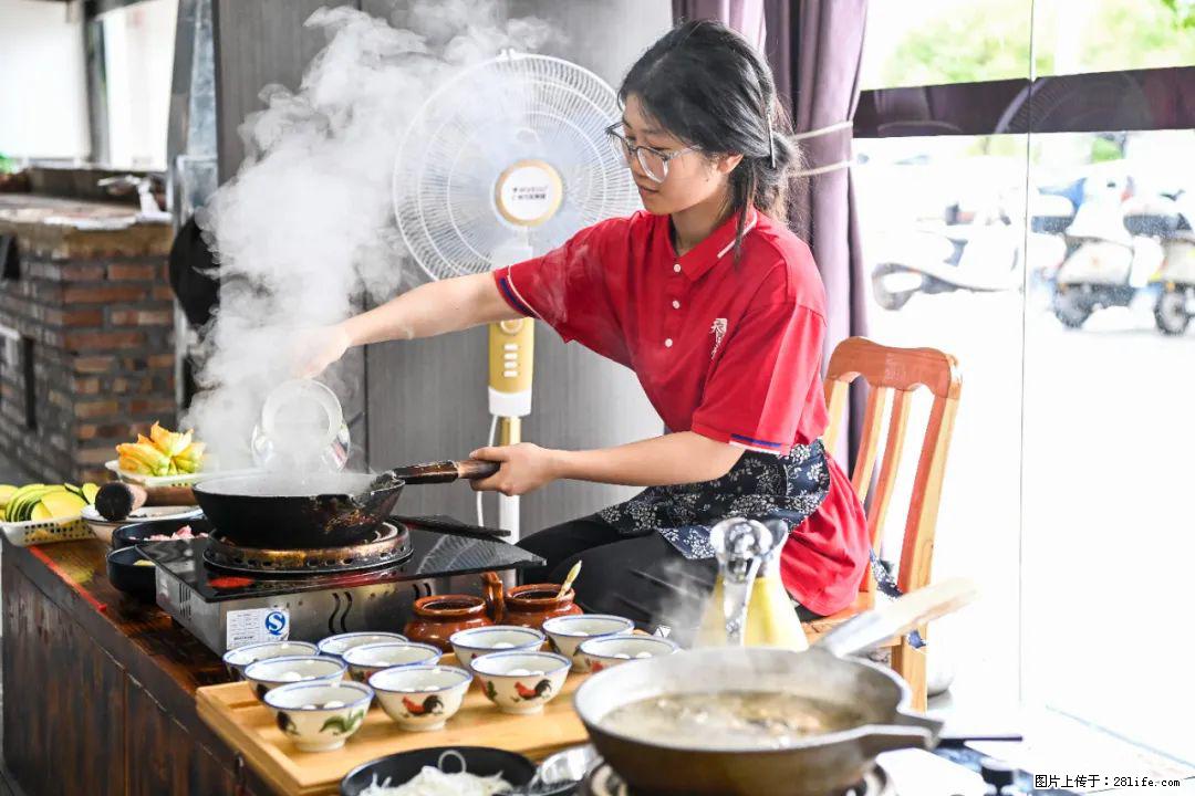 全网追的“扁担女孩”，找了一份暑假工，时薪12元 - 景德镇生活资讯 - 景德镇28生活网 jdz.28life.com